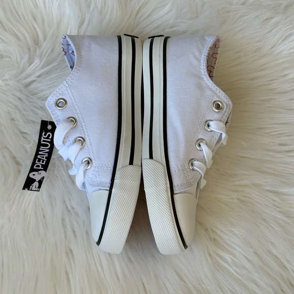New Toddler Girl's Peanuts Snoopy White Canvas Slip On Shoes Various Sizes NIB - Picture 4 of 11